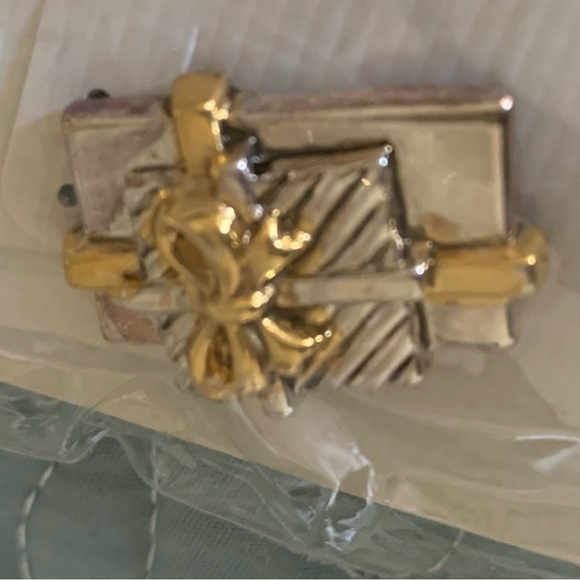 NWT 3D Clip on Christmas present Earrings - Picture 2 of 3